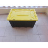 Caja logisticas color amarillo de 100 litros.