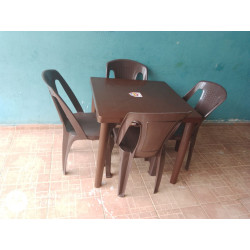 Comedor Plastico de 4 sillas Color marron