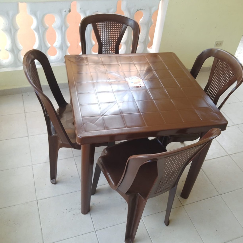 Comedor Plastico de 4 sillas Color marron